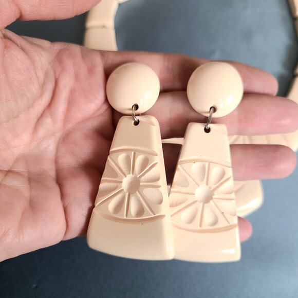 Vintage midcentury retro oversized plastic jewelry set. - Picture 5 of 6